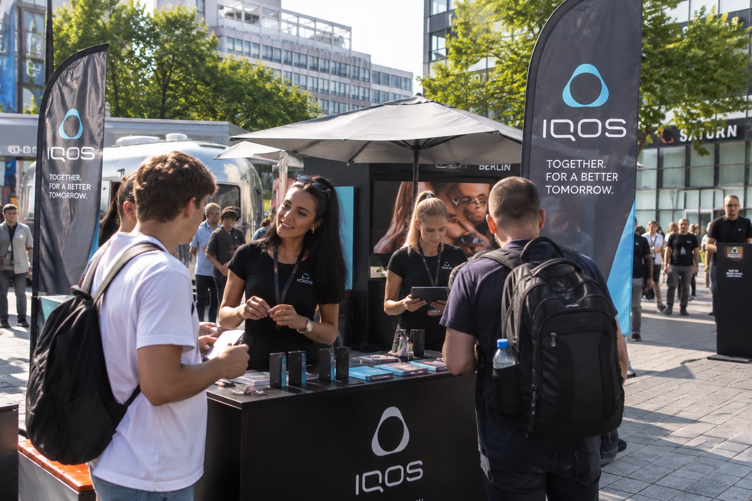 Promotion Hostessen im Gespräch mit Besuchern an einem Promotionstand